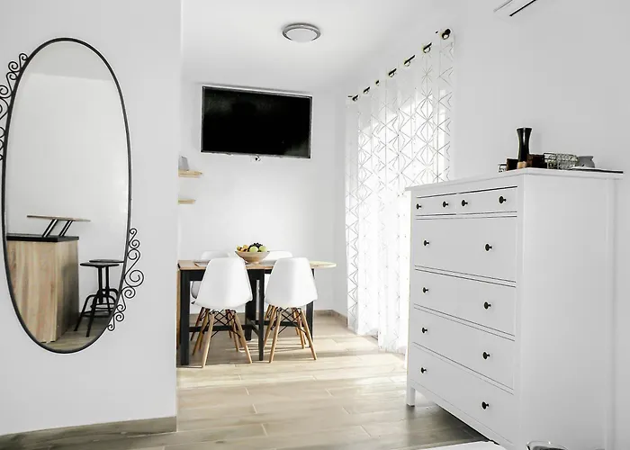 Apartment With Terrace And Free Parking - Beach Nearby