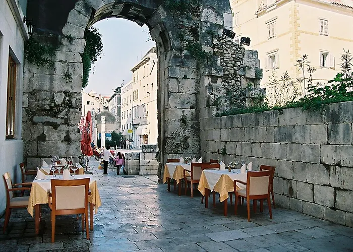 Hotel Peristil
