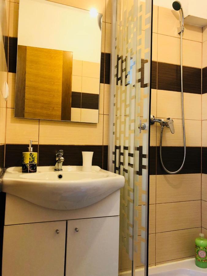 Guest house For Two With Private Bathroom Near Center
