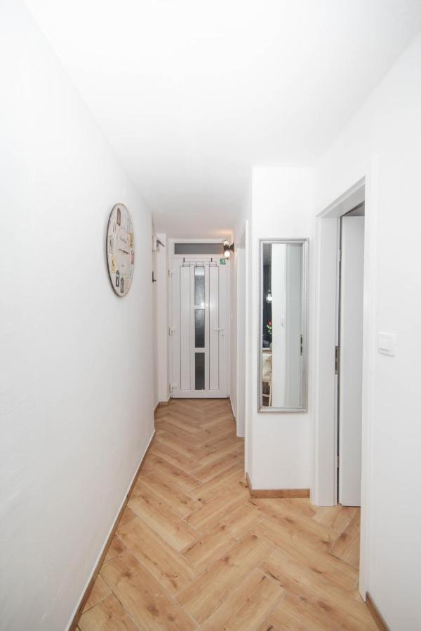 Lola's Apartment *