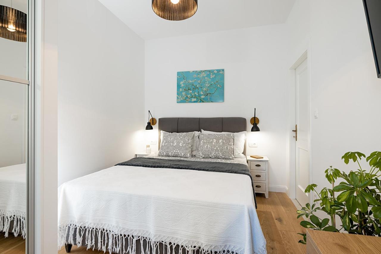 Aurelia Apartment