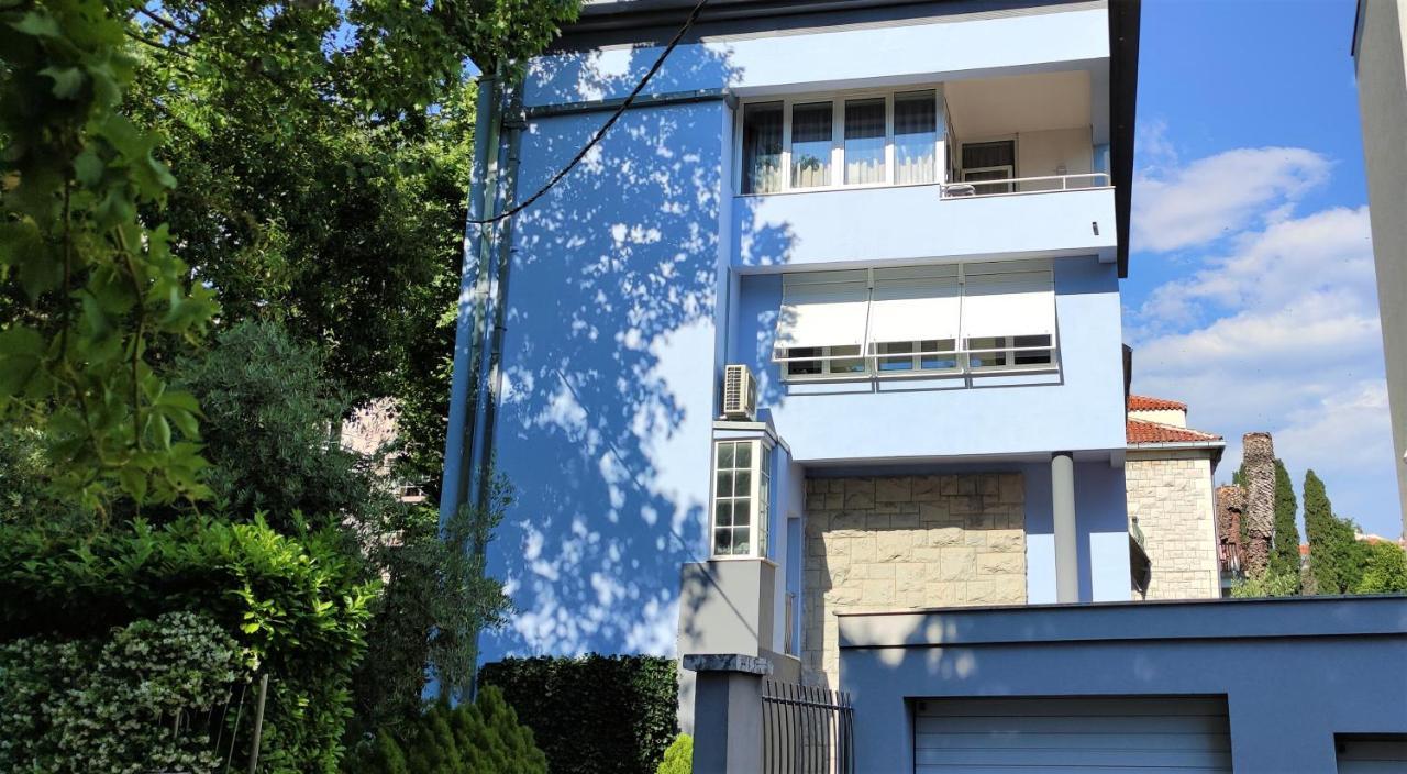 Blue Stella Luxury * Split