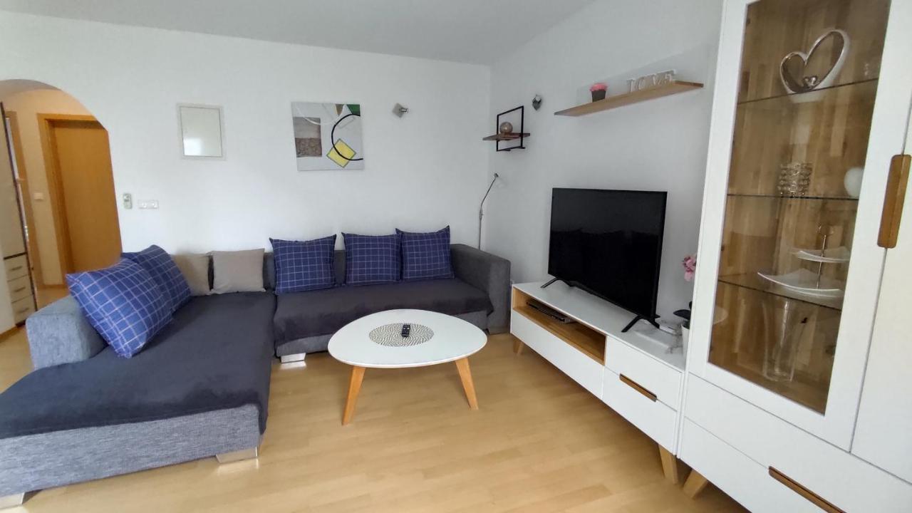 Garden With Private Parking Apartment *