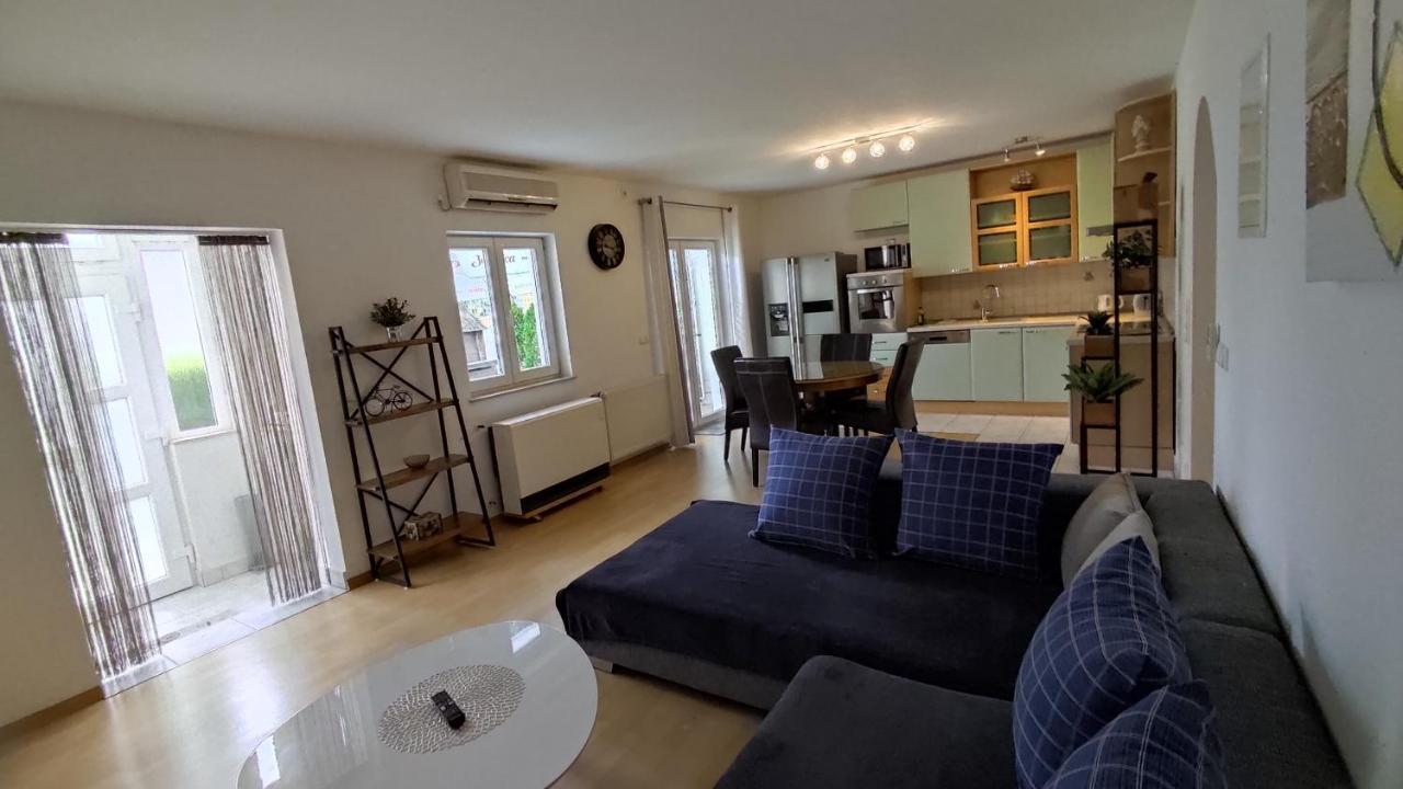 Garden With Private Parking Apartment *