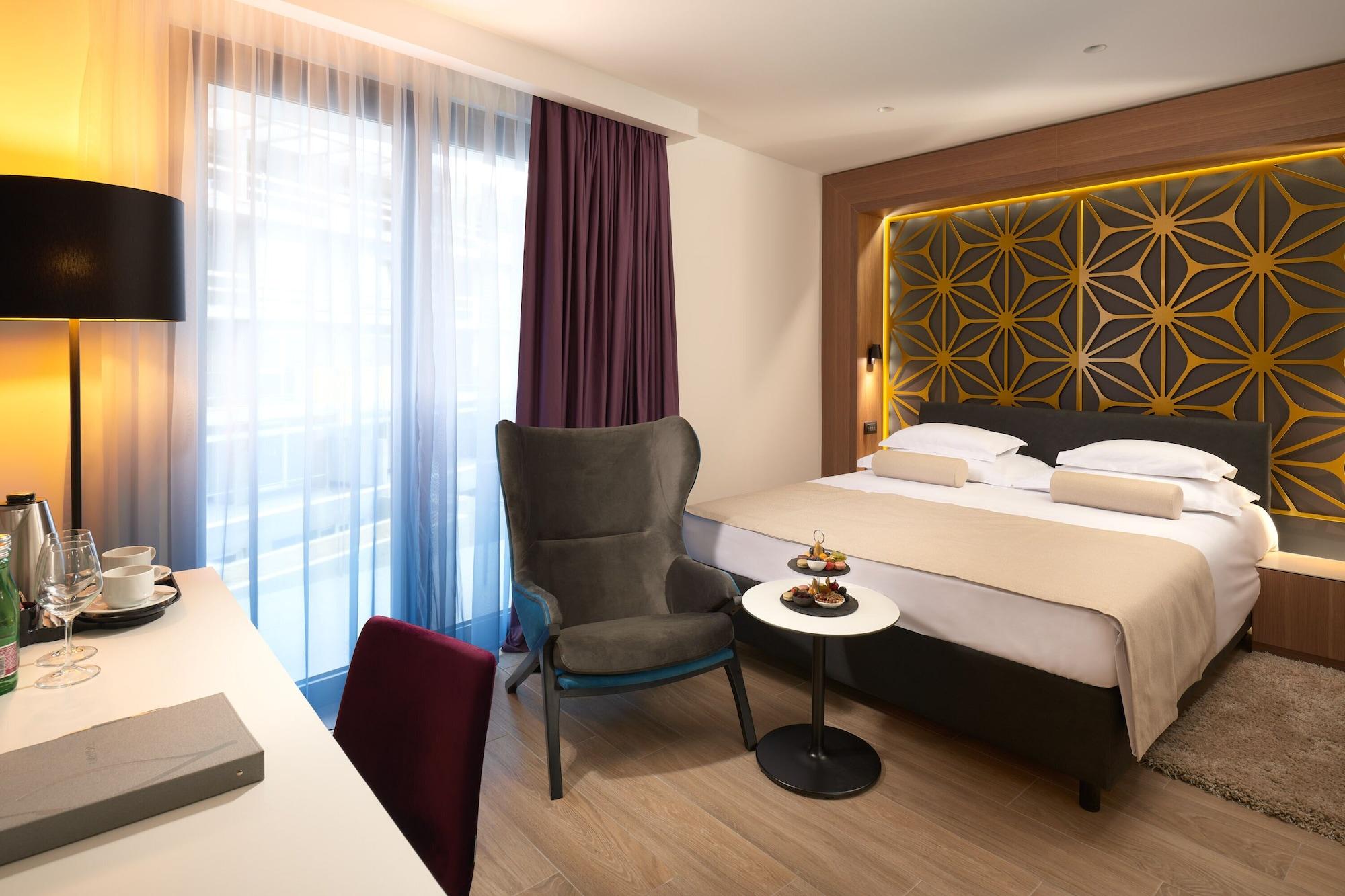 Amphora Hotel 4*