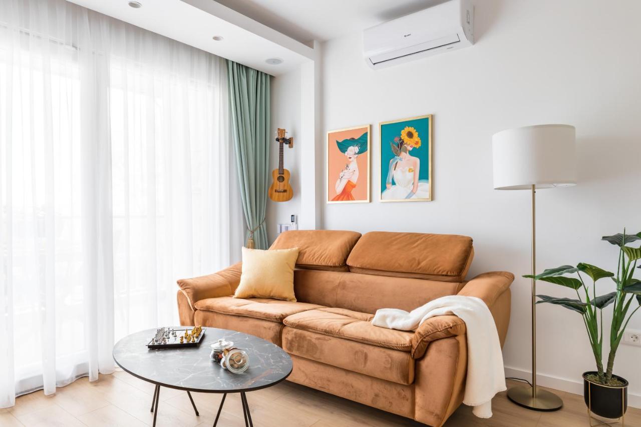 Exquisite Couples Delight With Free Bikes & Parking Split