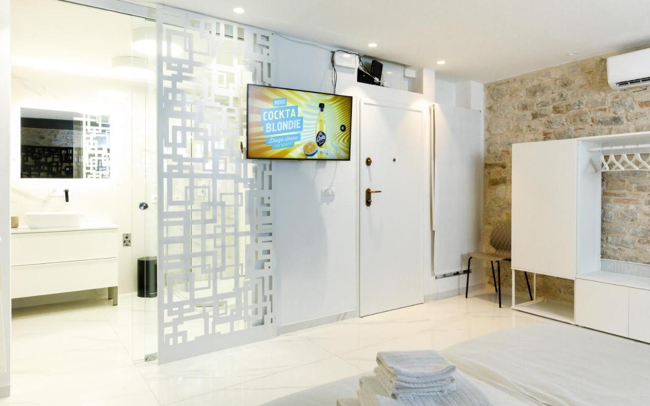 Palace Luxury Apartment *