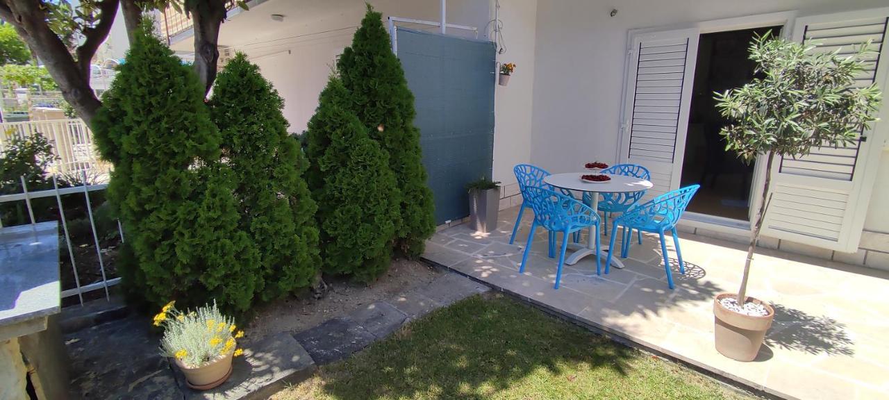 Garden With Private Parking Split