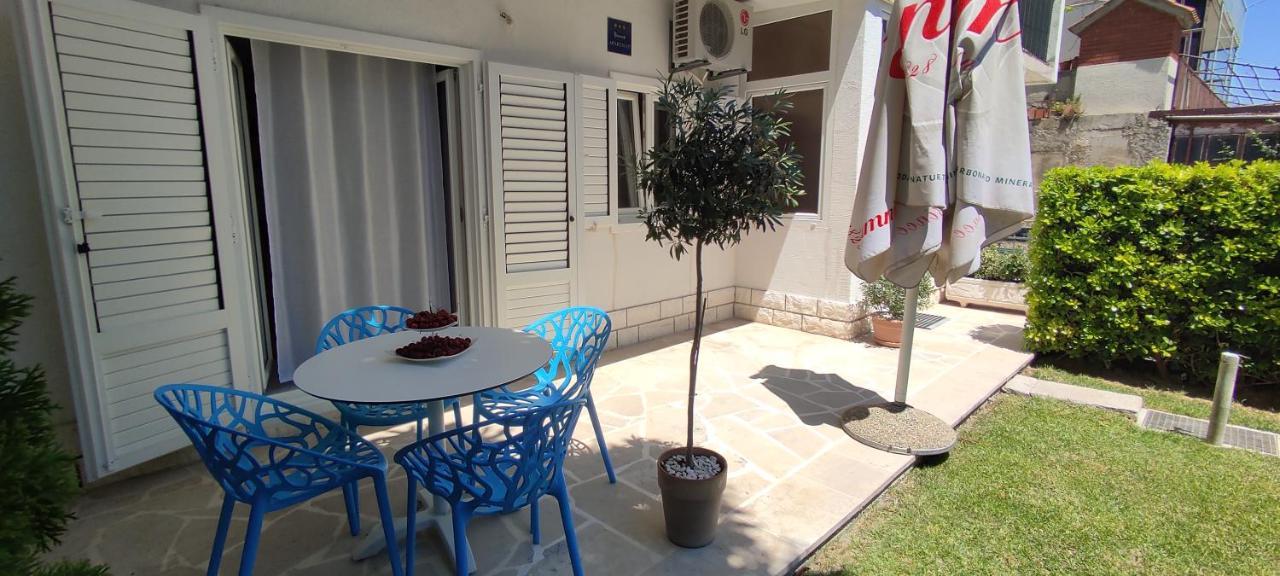 Garden With Private Parking Apartment *