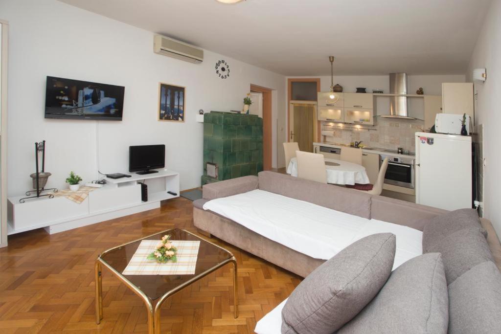 Orsula Apartment *
