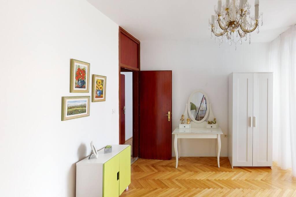 Apartman Writer's In An Unique District Split
