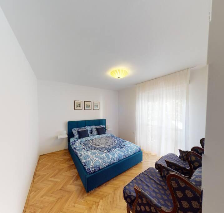Apartman Writer's In An Unique District Split