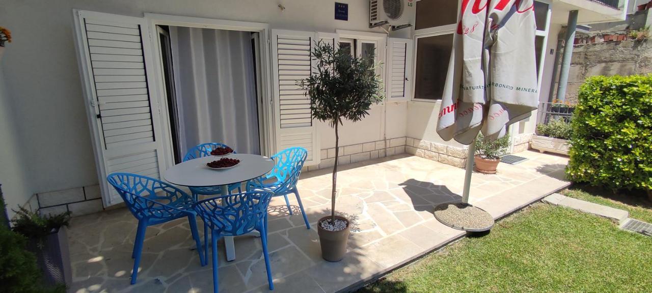 Garden With Private Parking Apartment