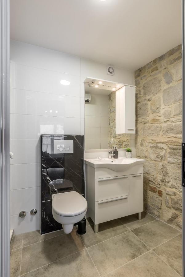 Luxury A&a-old Town Apartment