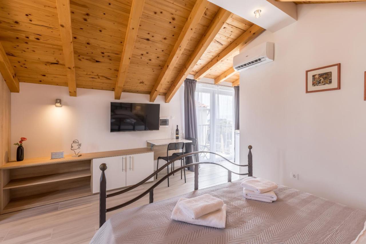 Luxury A&a-old Town Apartment