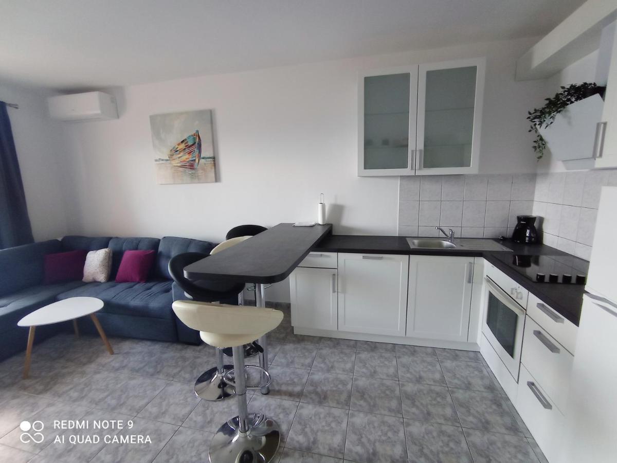 Lo Apartment *