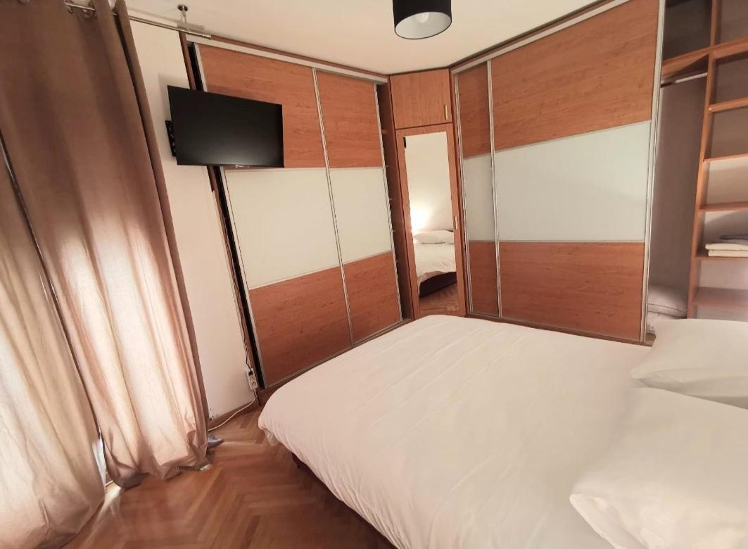 Beautiful Large Apartment, Walk To Beach * Split