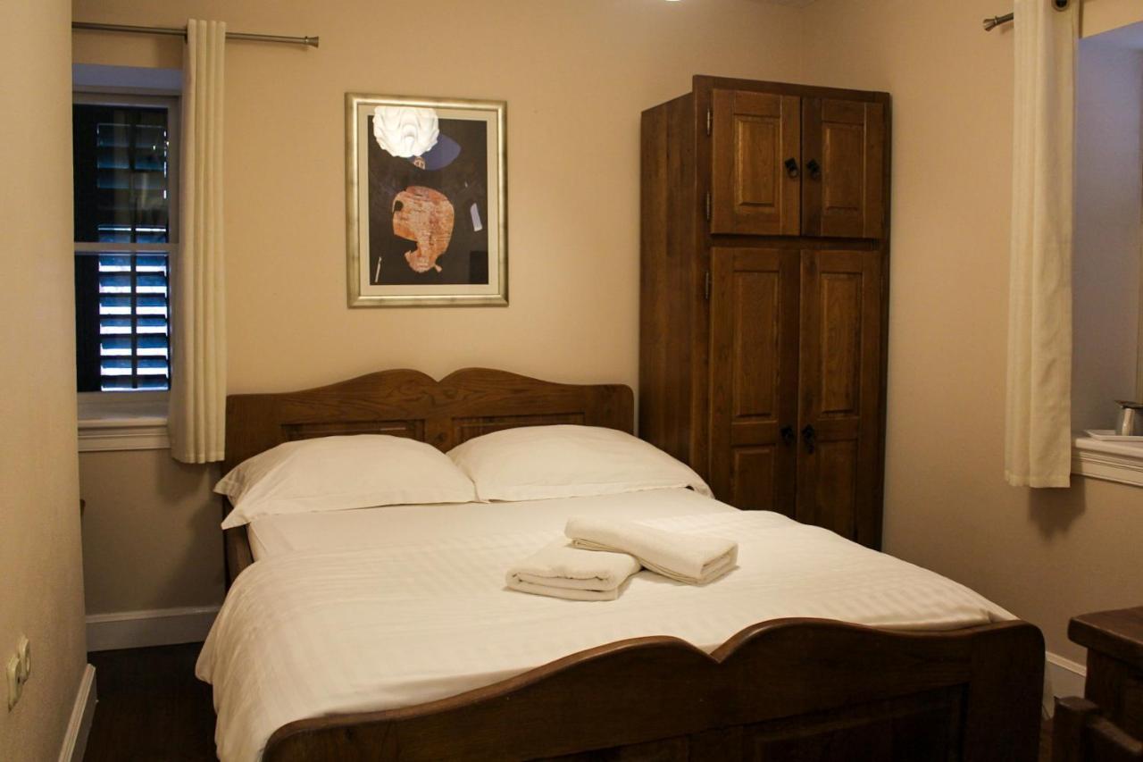 Varos Guest house
