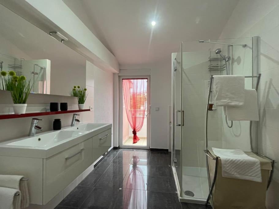 Apartman Apricot - Stilvolles Grosses Haus Mit Kuehlem Garagenparkplatz
