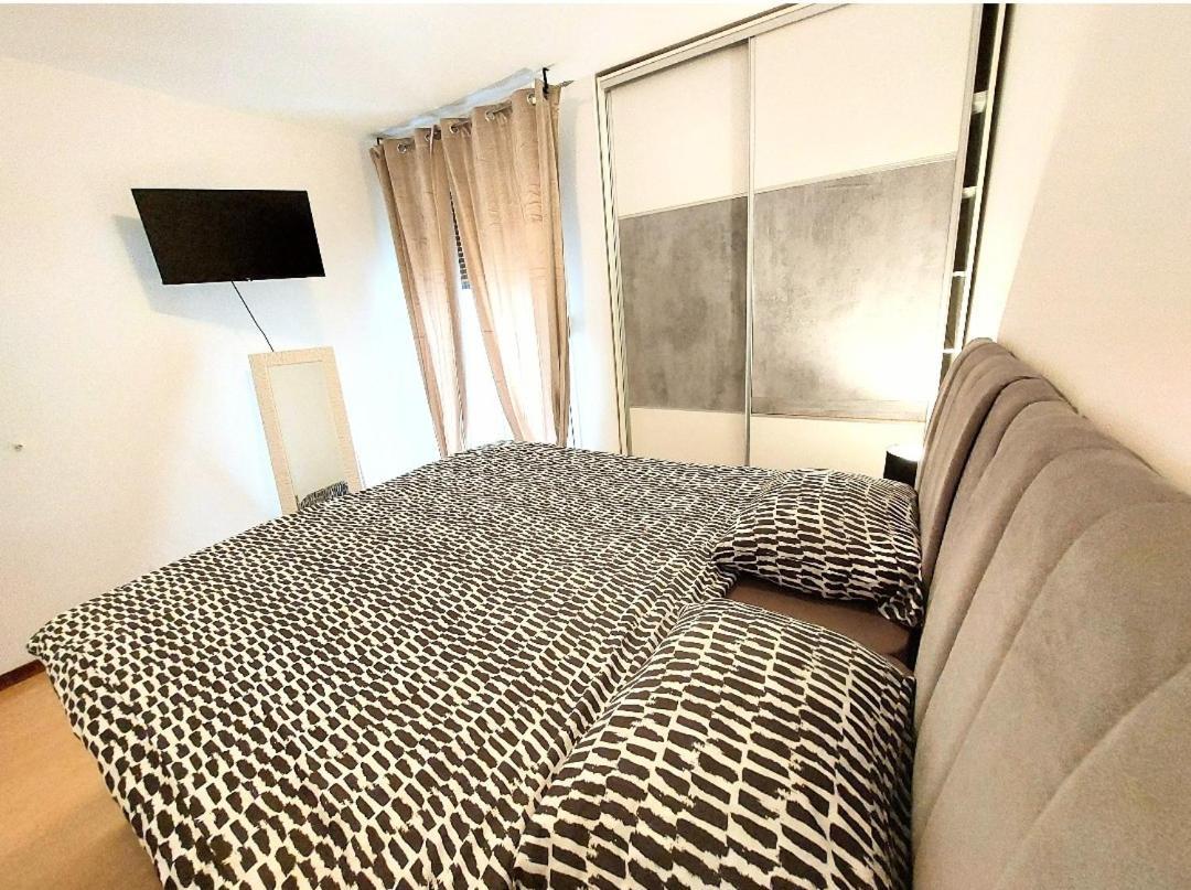 Beautiful Large Apartment, Walk To Beach * Split