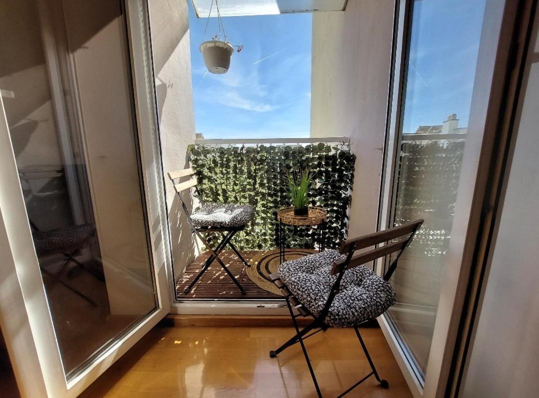 Beautiful Large Apartment, Walk To Beach