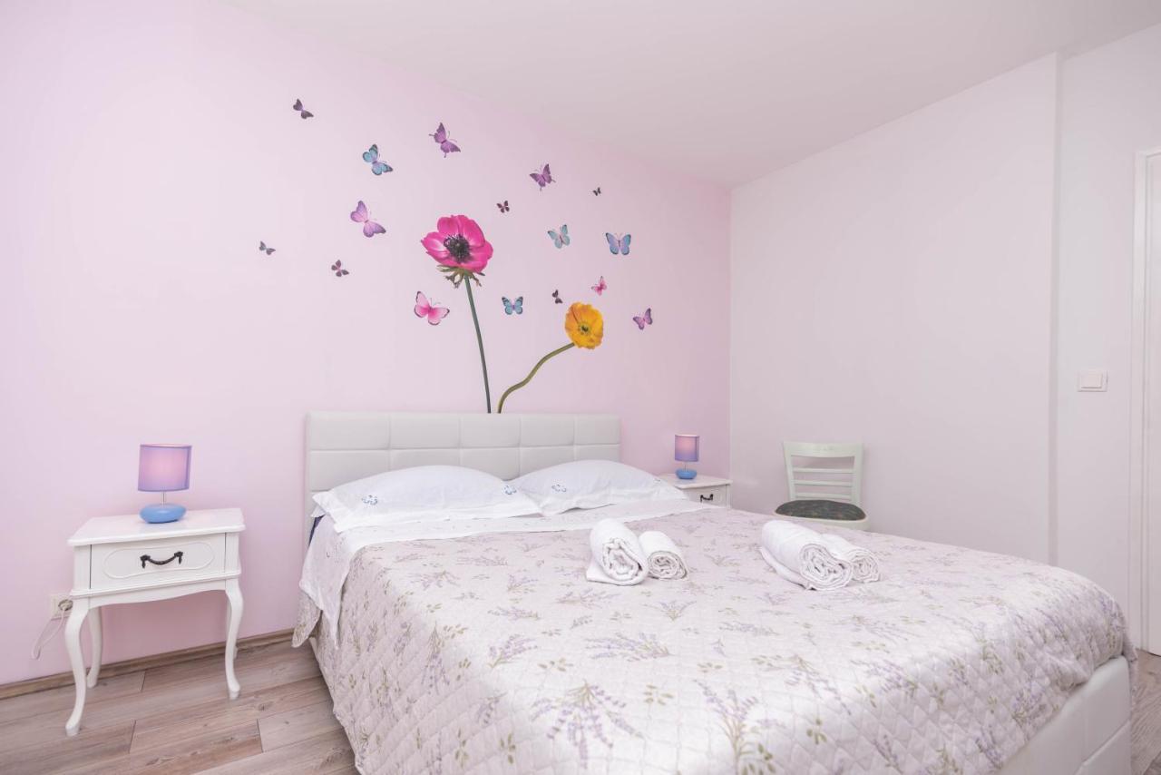 Spacious Snowwhite Apartment