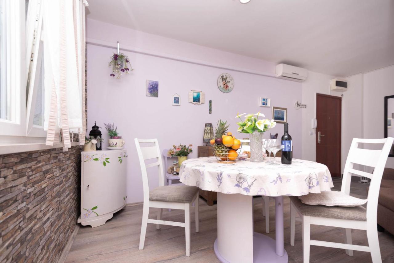 Spacious Snowwhite Apartment