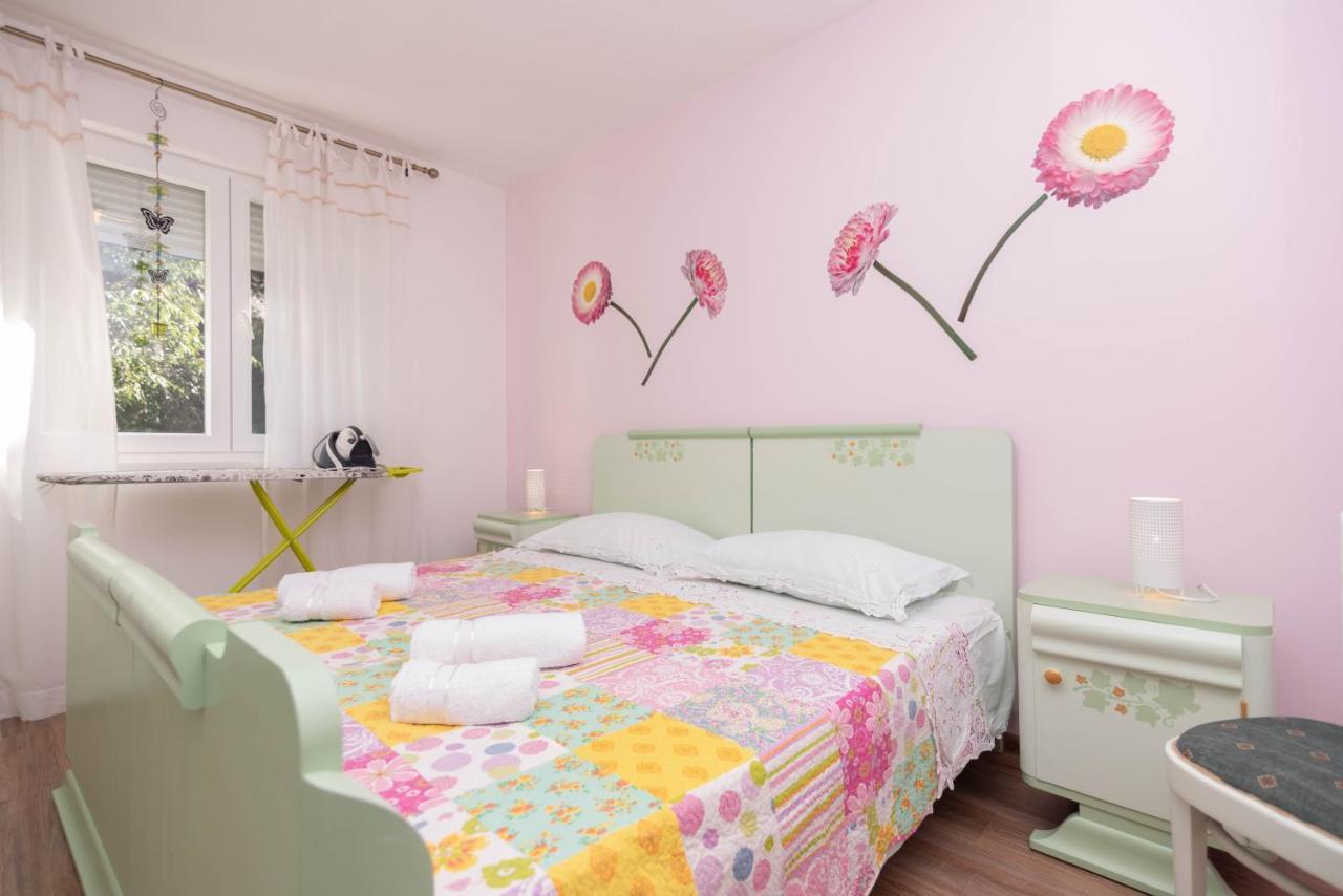 Spacious Snowwhite Apartment