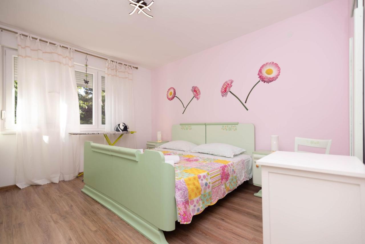 Spacious Snowwhite Apartment