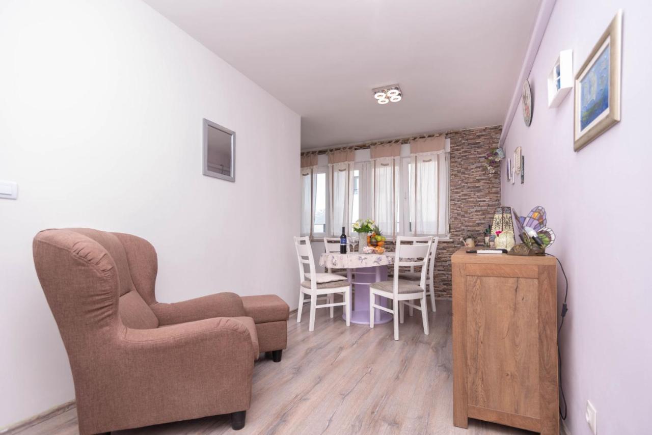 Spacious Snowwhite Apartment Split