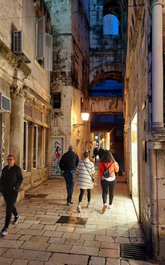 Amber S Podzemnom Garazom Split