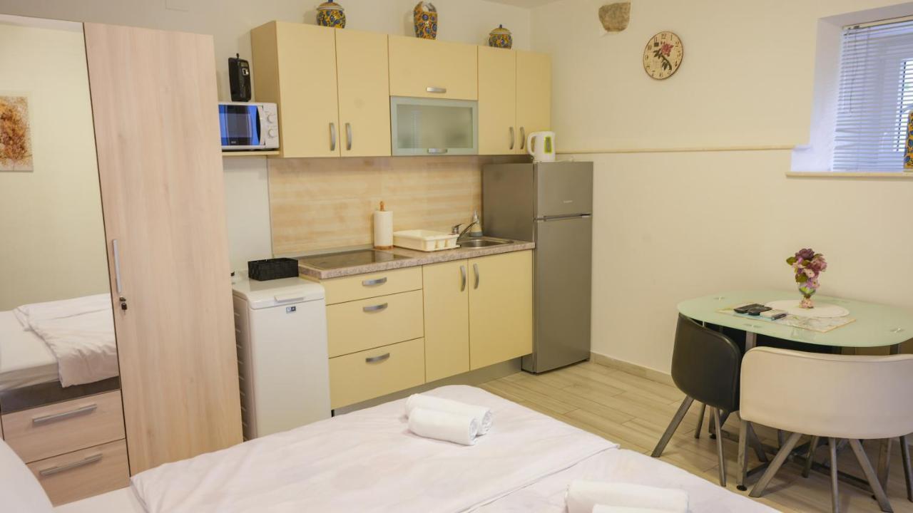 Bliss With Free Parking Apartment Split