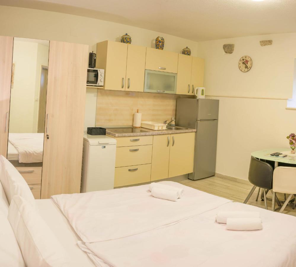 Apartment Bliss With Free Parking *