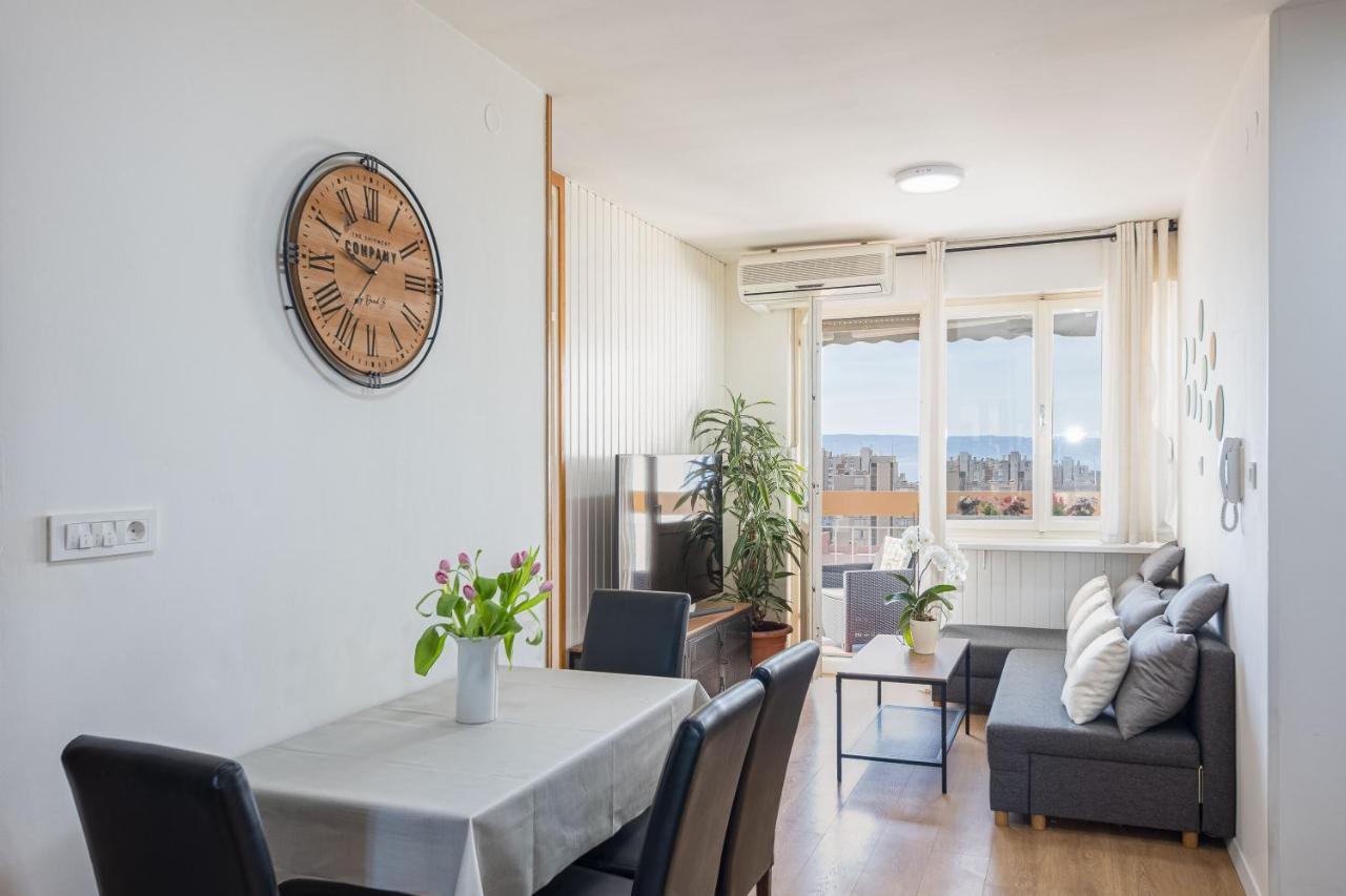 Apartment Tranquil Retreat W/ Balcony Sea View & Workspace *