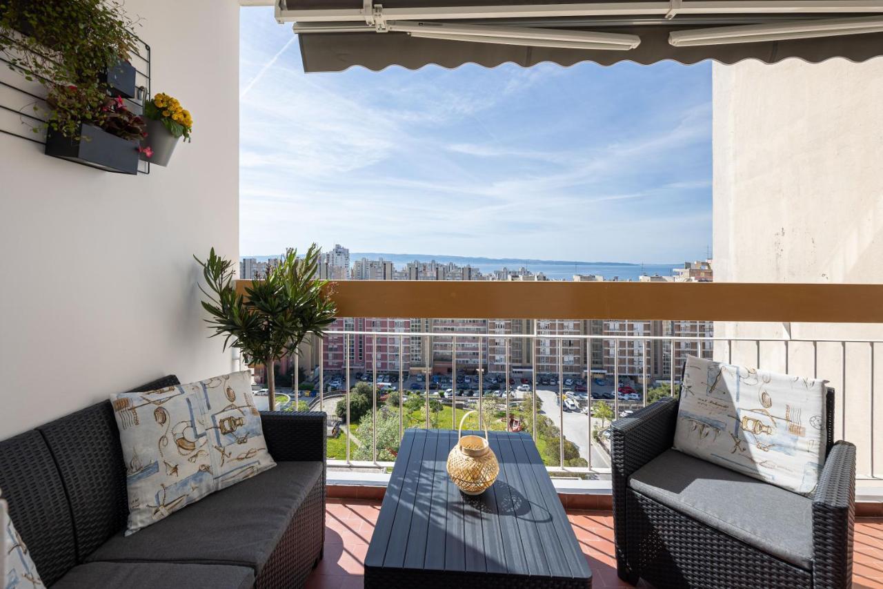 Tranquil Retreat W/ Balcony Sea View & Workspace