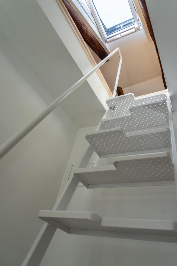 Apartamento Cool Attic W Gallery In The Heart Of