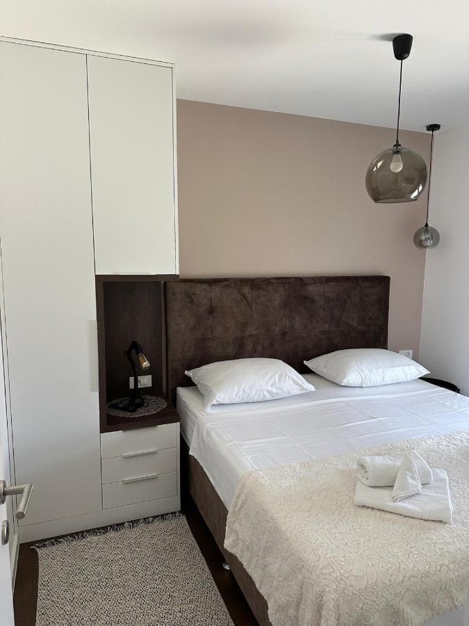 Mare's 1 Apartment Split