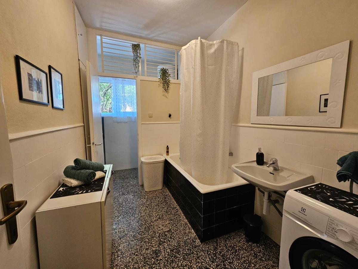 Quiet 2br Apt *