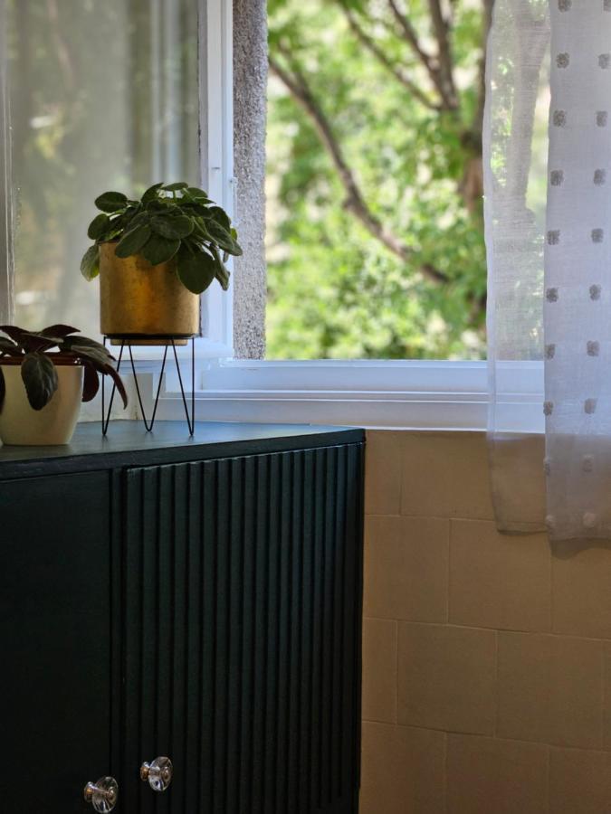 Quiet 2br Apt *