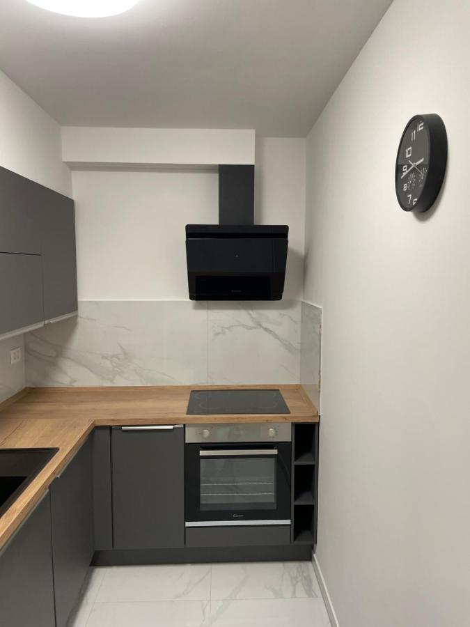 Naomi Apartment Split