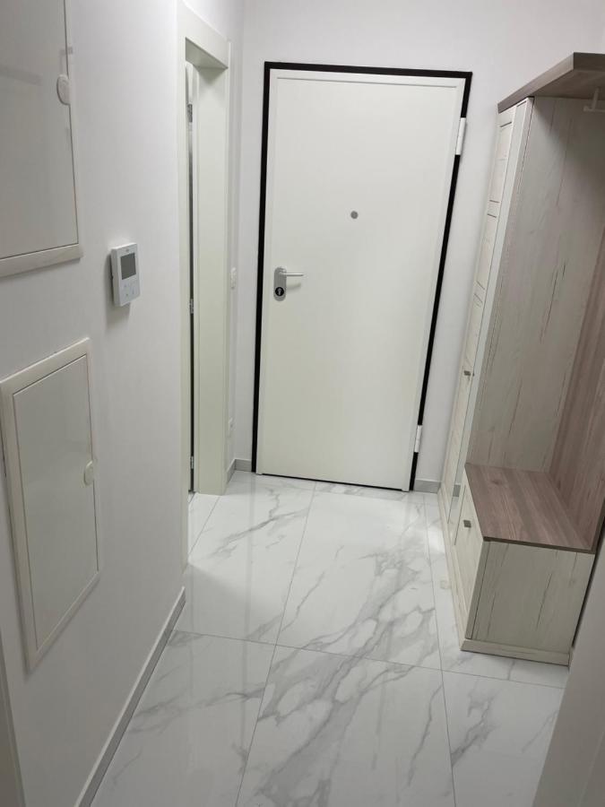 Naomi Apartment Split