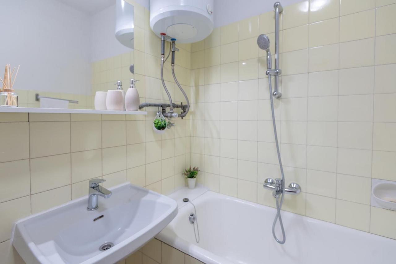 Sunnyrose - Walking Distance From Znjan - Free Public Parking - Huge Balcony *