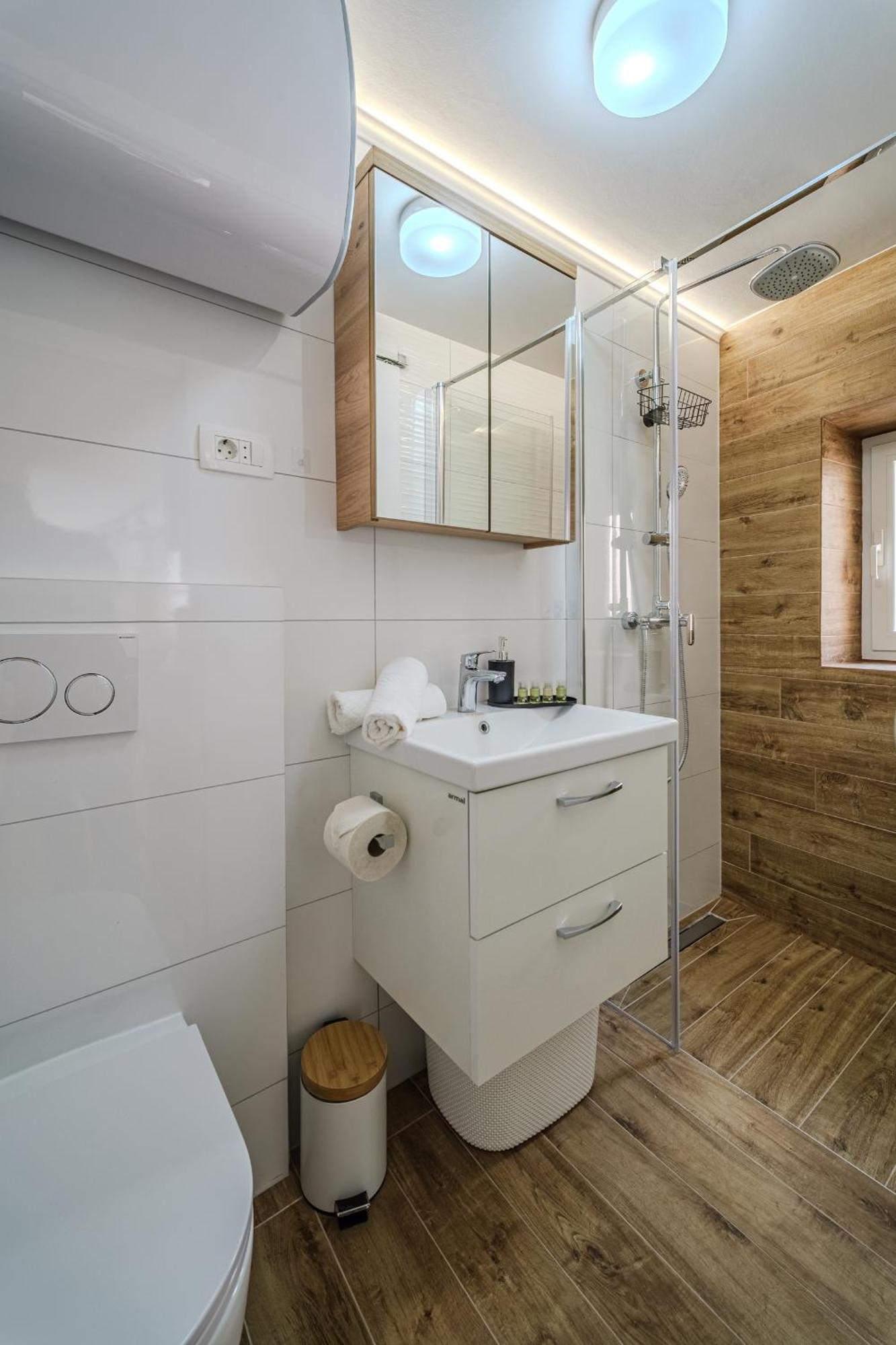 Apple Apartment Split