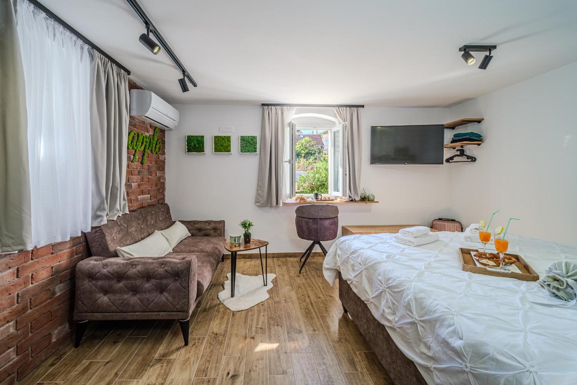 Apple Apartment Split