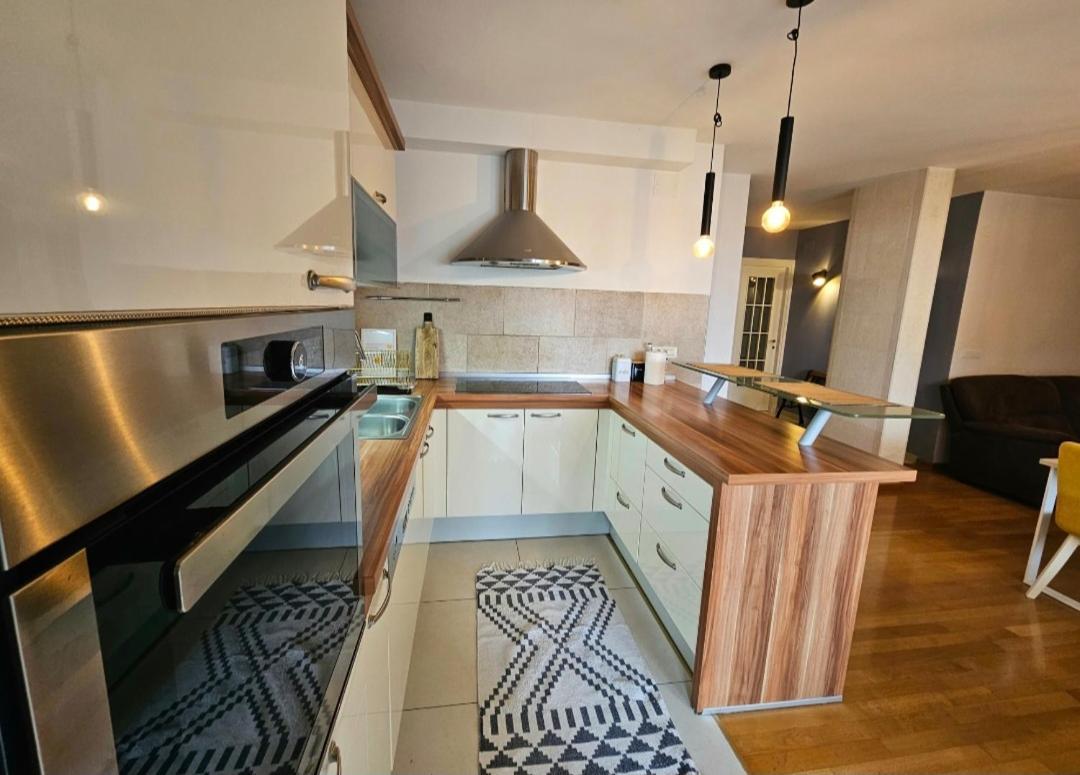 Apartment Beautiful Large Apartment, Walk To Beach