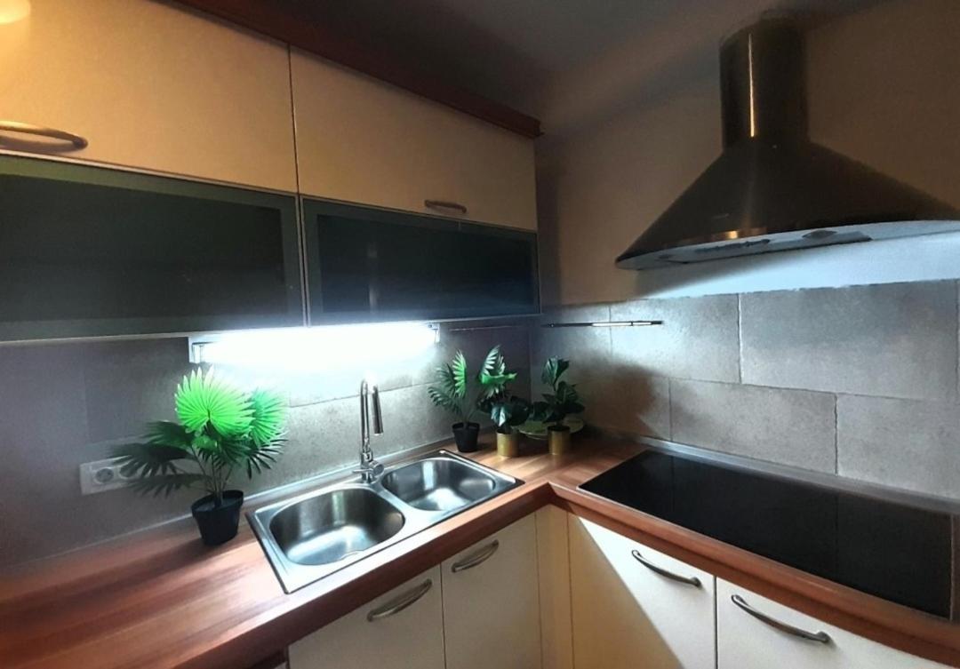 Beautiful Large Apartment, Walk To Beach