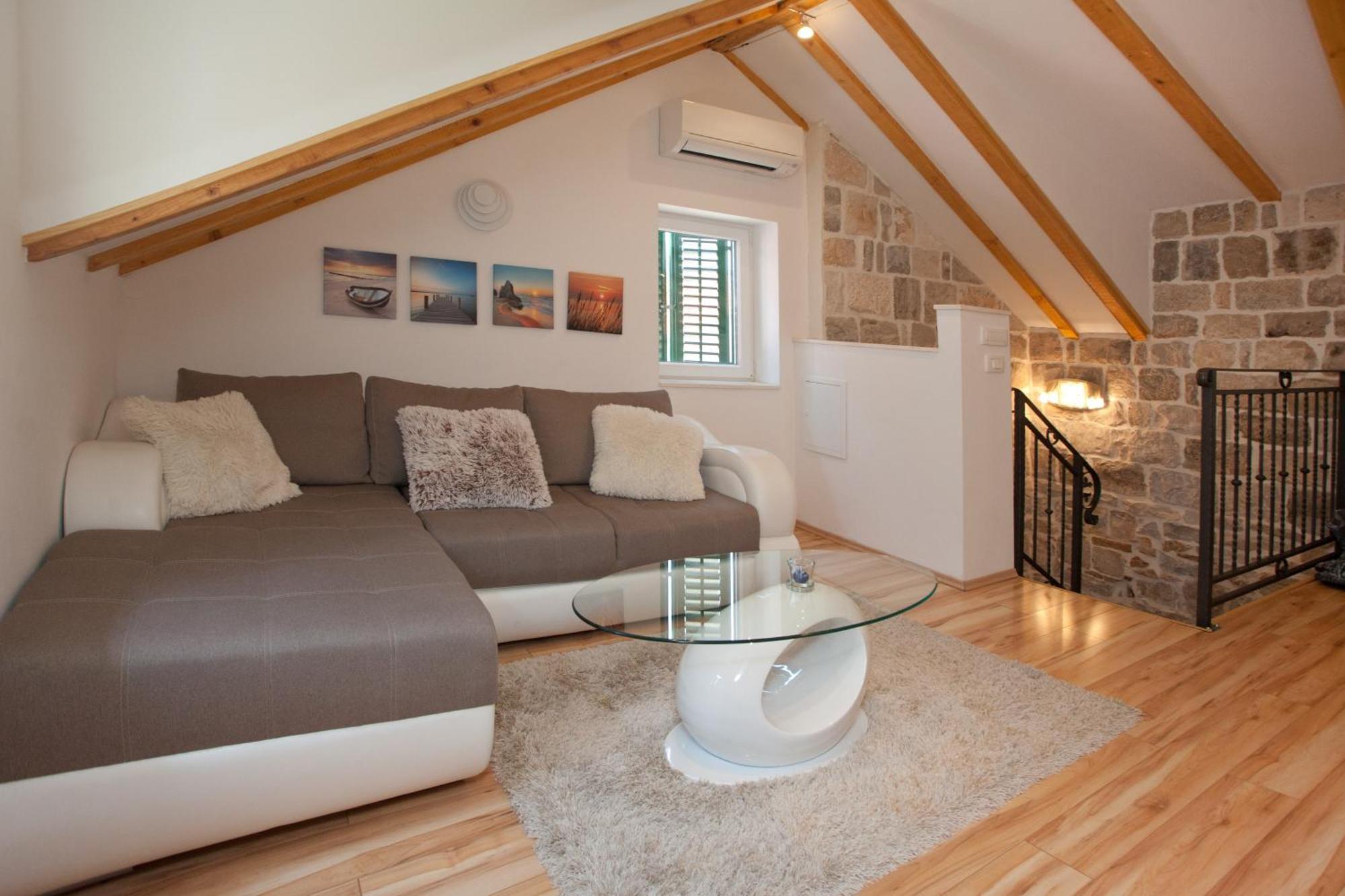 House Sandra 2