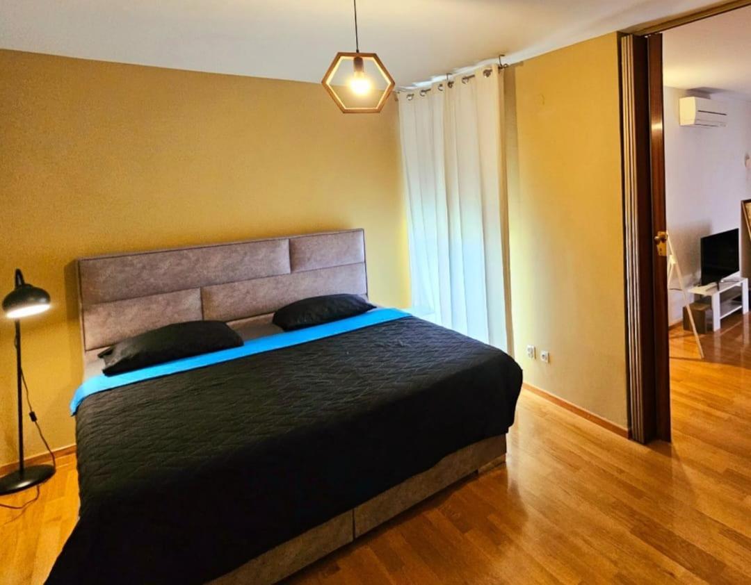 Beautiful Large Apartment, Walk To Beach Apartment *
