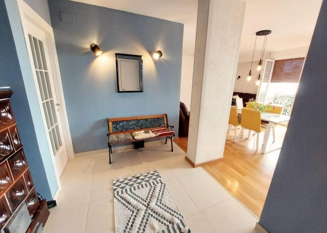 Apartment Beautiful Large Apartment, Walk To Beach