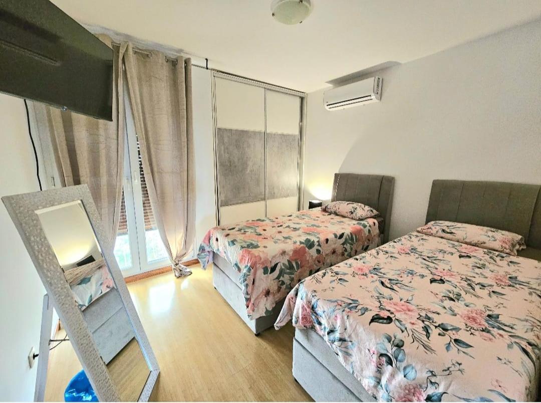 Beautiful Large Apartment, Walk To Beach